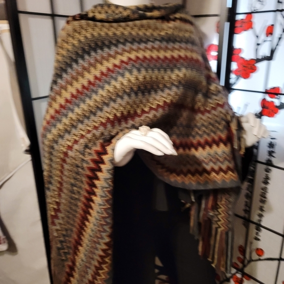 WOVEN HEART LADIES SHAWL WRAP WITH TASSELED SHAG/SIZE SMALL MEDIUM - Picture 6 of 14